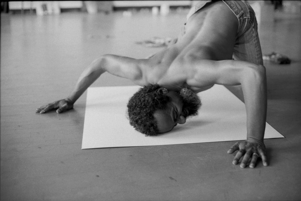 Bruce W. Talamon, David Hammons making a body print, Slauson Avenue studio, Los Angeles (1974). Courtesy of the artist.