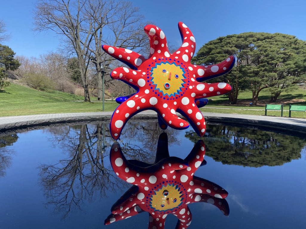 Yayoi Kusama, I Want to Fly to the Universe (2020) at the New York Botanical Garden. Collection of the artist. Photo by Sarah Cascone.