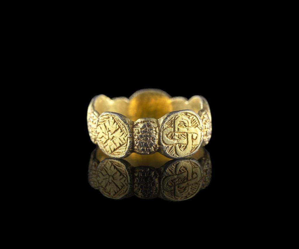Medieval silver-gilt finger ring. © Amgueddfa Cymru–National Museum Wales.