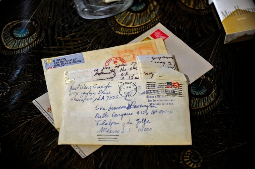 Vista de las cartas que la artista británico-mexicana Leonora Carrington recibió en su casa y estudio en la Ciudad de México.  Foto: Claudio Cruz / AFP vía Getty Images.