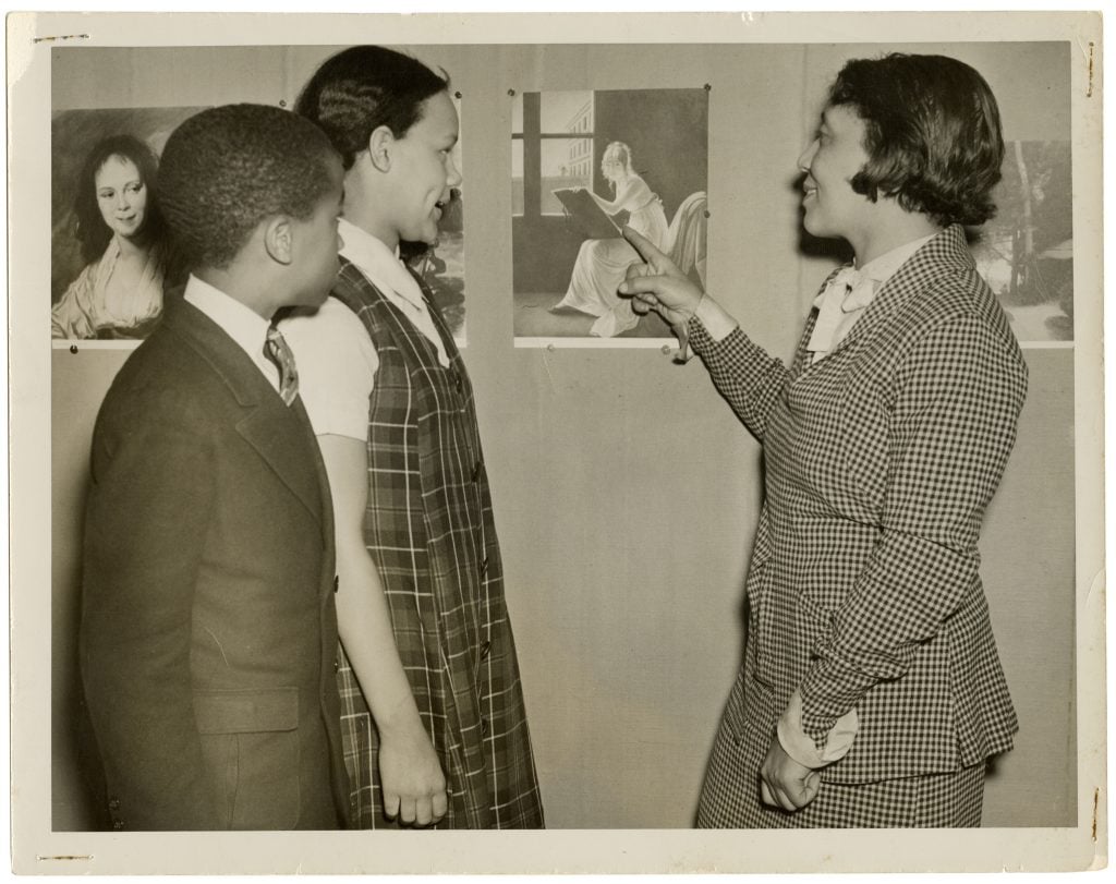 Alma Thomas with students at Howard University Art Gallery (1928 or after). Photo courtesy of the Columbus Museum, Columbus, Georgia.