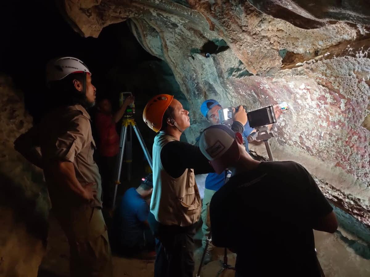 Makassar’s culture heritage department, Balai Pelestarian Cagar Budaya, undertaking rock art monitoring in Maros-Pangkep. Photo by Rustan Lebe, courtesy of Griffith University.