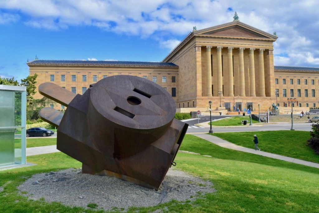 Claes Oldenberg, Giant Three-Way Plug (Cube Tap) (1970) in from of the Philadelphia Museum of Art.