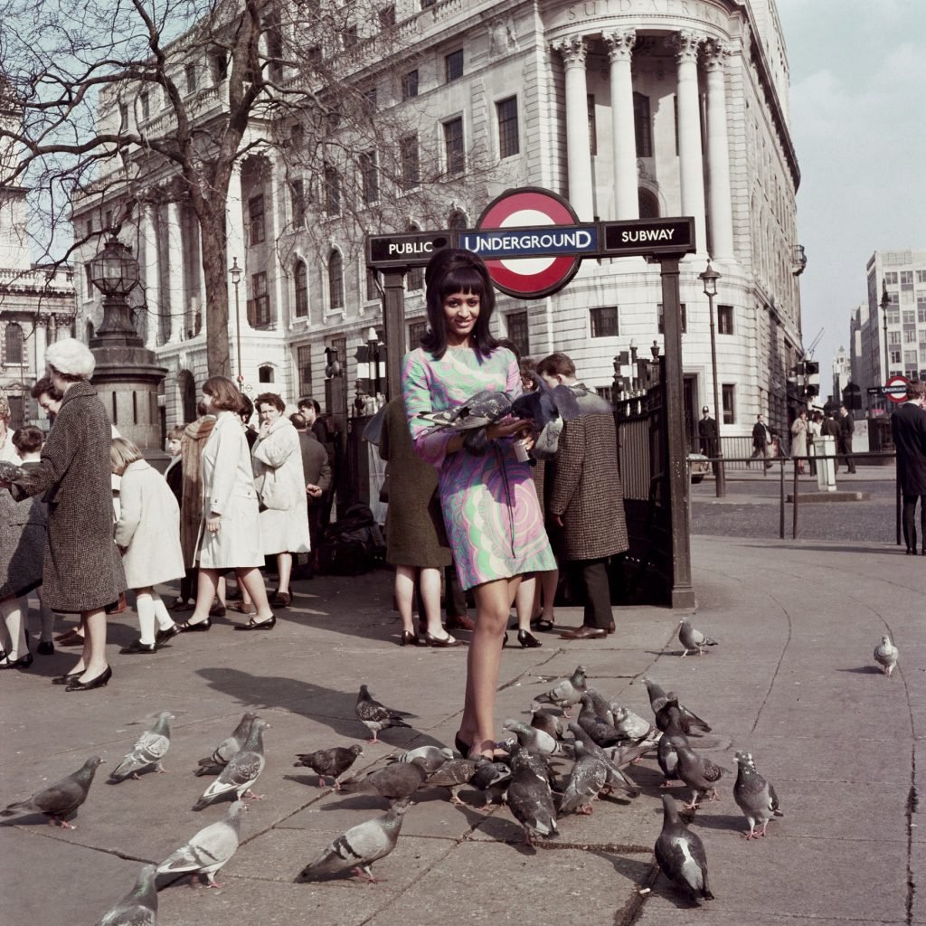 James Barnor, Marie Hallowi, Drum cover girl, Charing Cross Station, London 1966. © James Barnor, courtesy galerie Clémentine de la Féronnière, Paris