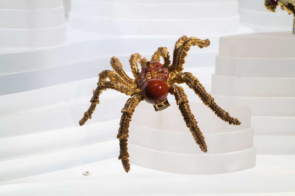 This tarantula brooch was part of a series of animal-themed jewels created by the family-owned German firm Hemmerle between 1979 and 1996. The natural 111.76-carat brown horse conch pearl in the rear segment of the tarantula is believed to be one of, if not the, largest natural horse conch pearls in the world. Photo by D. Finnin ©American Museum of Natural History.