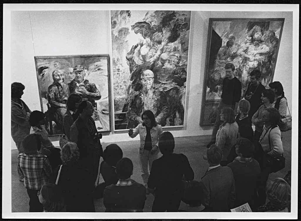 A guided tour of Documenta 6 before the paintings My Parents (1974), The Victors (1972) and Sauna in Volgograd (1973) by Willi Sitte (1921–2013), Museum Fridericianum. Documenta archiv / © VG Bild-Kunst, Bonn 2021