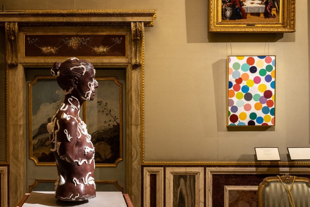 Damien Hirst, Fern Court (2016) and The Skull Beneath the Skin (2014). Photo by A. Novelli, Galleria Borghese, Ministero della Cultura © Damien Hirst and Science Ltd. All rights reserved DACS 2021/SIAE 2021.