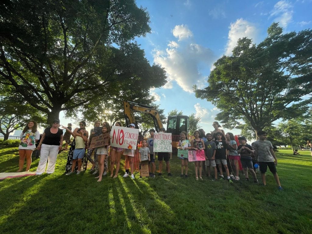 Local residents and children gathered in the park to protest the memorial construction. Photo: Twitter.
