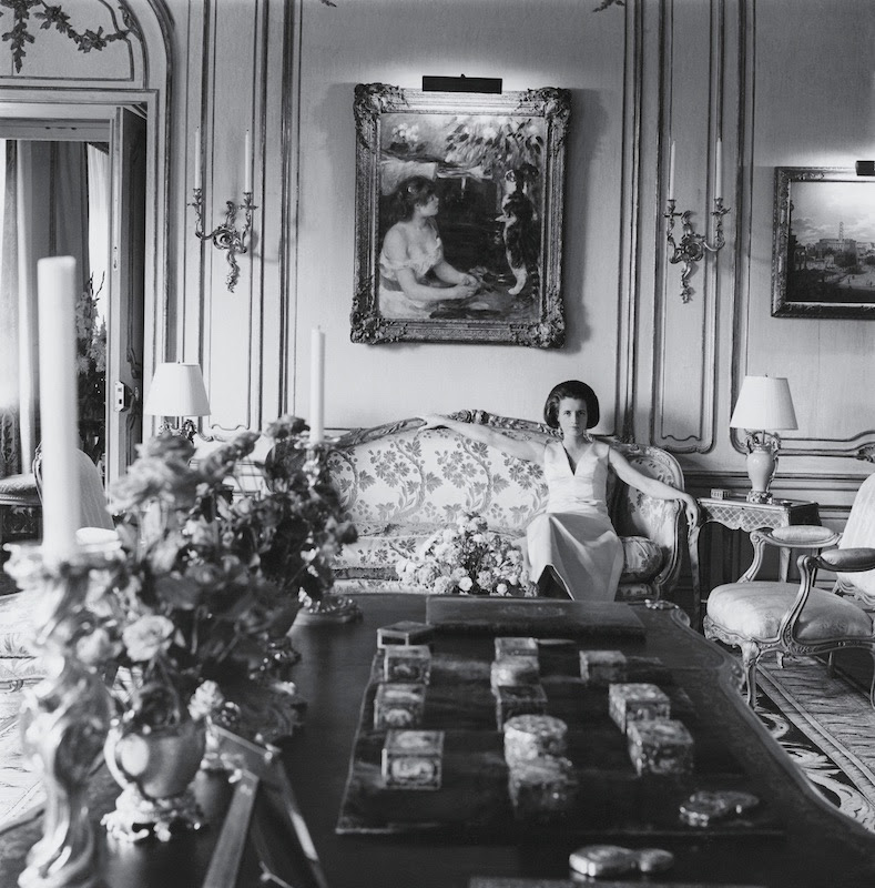 Mrs. Wrightsman in the New York apartment. Photo by Cecil Beaton, Vogue, October 1, 1966. Photo by Cecil Beaton/Condé Nast via Getty Images.
