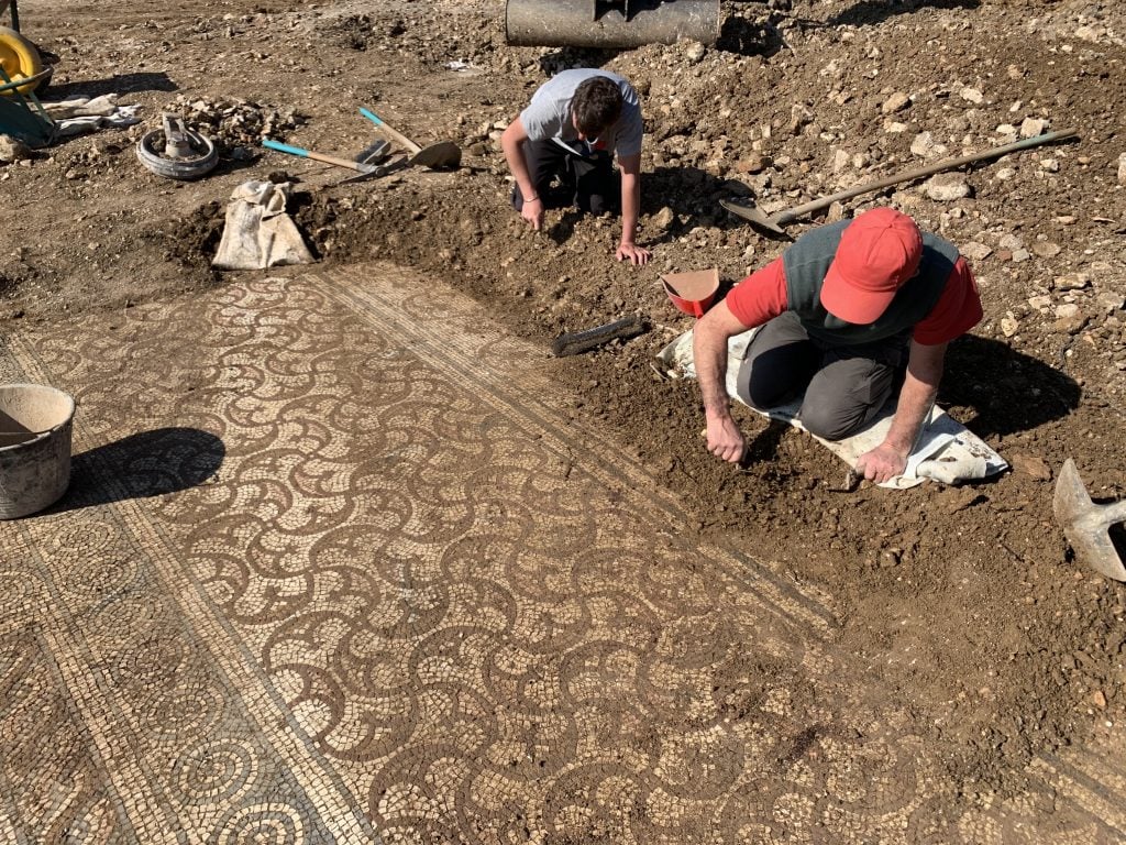 Un antico mosaico romano scoperto vicino a Verona è in corso di scavo e conservazione.  Foto fornita dall'Ente Soprintendenza Archeologia Belle Arti e Paesaggio di Verona, Rovigo e Vicenza. 