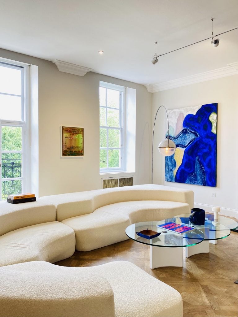 On the left, Gerhard Richter, Abstraktes Bild 908-9 (2009). On the right, Donna Huanca, High Roze (2017). The sofa is by Ennio Chiggio, the lamp is Fabio Lenci for Guzzini and the table is from the 1970s. Courtesy of LVH Art.