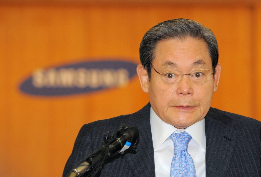 Lee Kun-Hee, chairman of South Korea's largest group Samsung, speaks during a press conference at the group's headquarters in Seoul on April 22, 2008. Photo: Jung Yeon-Je via Getty Images.