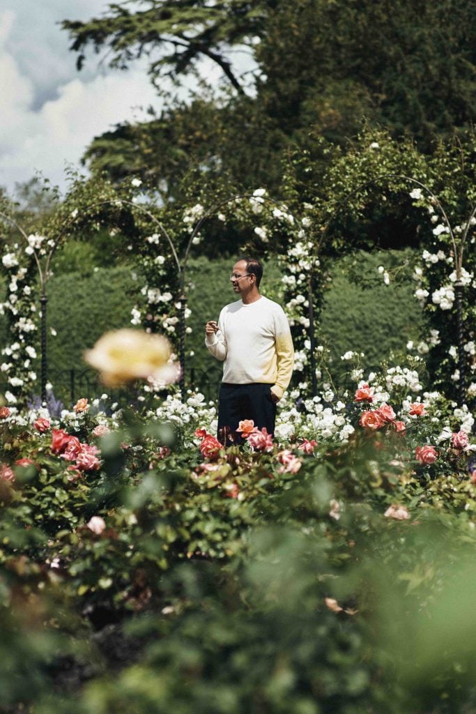 Tino Sehgal in the Rose Garden at Blenheim. Photo by Edd Horder. Courtesy of Blenheim Art Foundation.