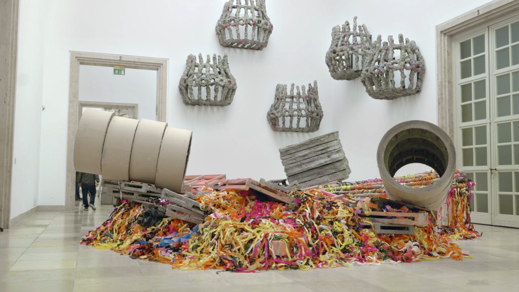 Production still from the Art21 "Extended Play" film, "Phyllida Barlow: Homemade." © Art21, Inc. 2021.
