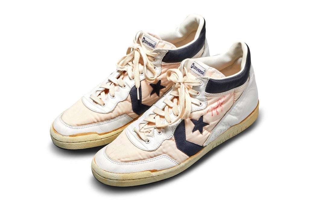 Le scarpe Converse di Michael Jordan delle prove olimpiche del 1984. Foto per gentile concessione di Sotheby's.