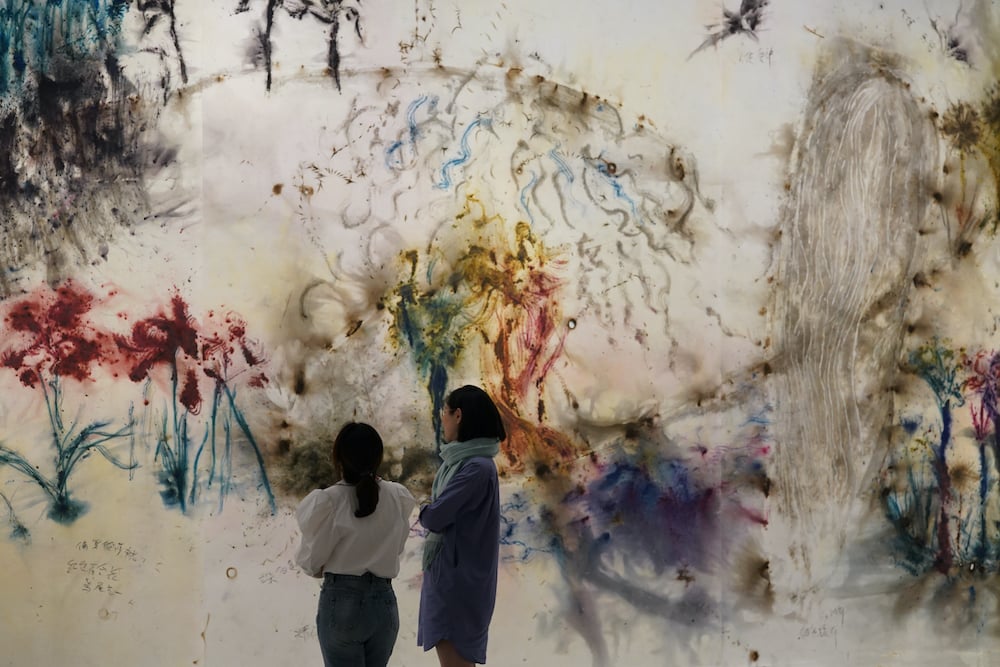 Cai Gui-Qiang, Color Gunpowder Drawing for City of Flowers in the Sky. Exhibition view at the Museum of Art Pudong, 2021. Photo by Mengjia Zhao, courtesy Cai Studio.