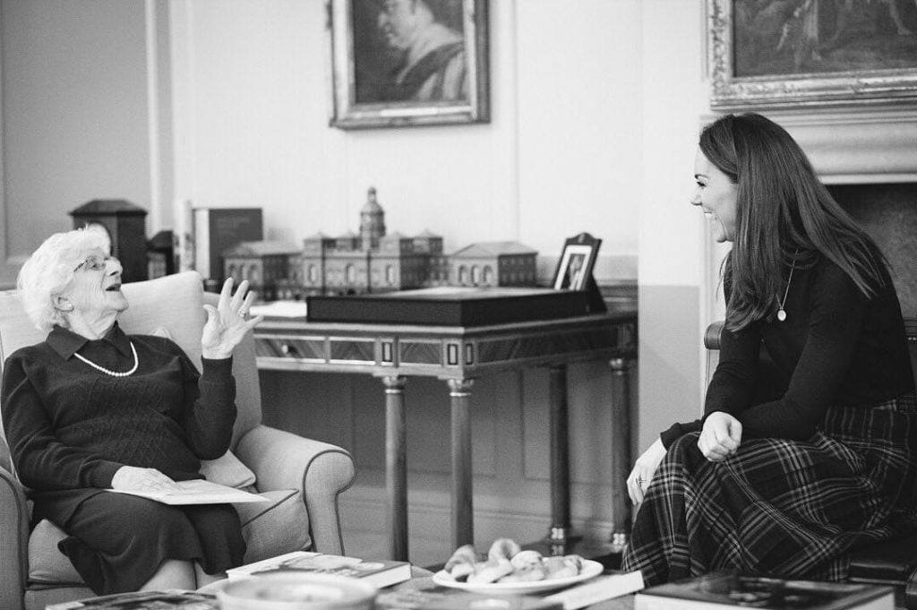 Kate Middleton avec la survivante de l'Holocauste Yvonne Bernstein lors d'une séance de portraits au palais de Kensington.  Photo reproduite avec l'aimable autorisation du palais de Kensington. 