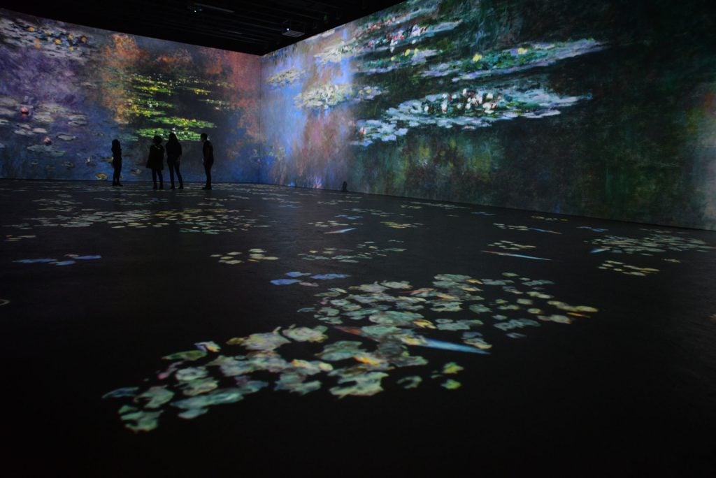 "Monet: de meeslepende ervaring" te Brussel.  Afbeelding met dank aan The Fever Exhibition Centre.
