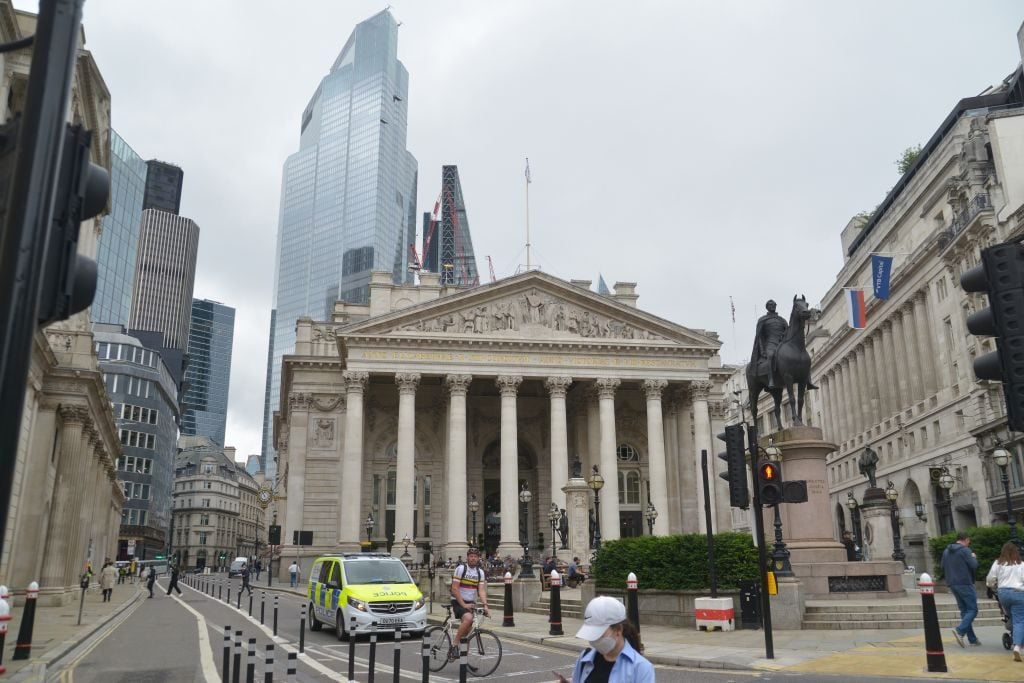 A view of the Royal Exchange building and Bank of England, Threadneedle street. Photo: Thomas Krych/SOPA Images/LightRocket via Getty Images.