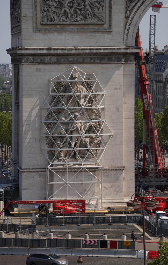 To protect the four sculptures at the base of the monument, steel cages are being installed in front of the pillars for "L'Arc de Triomphe, Wrapped" Paris, July 20, 2021. Photo: Wolfgang Volz. ©2021 Christo and Jeanne-Claude Foundation.