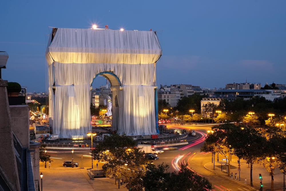 Ropes are being installed to secure and contour the fabric on the Arc de Triomphe Paris, September 14, 2021. Photo: Matthias Koddenberg. ©2021 Christo and Jeanne-Claude Foundation.