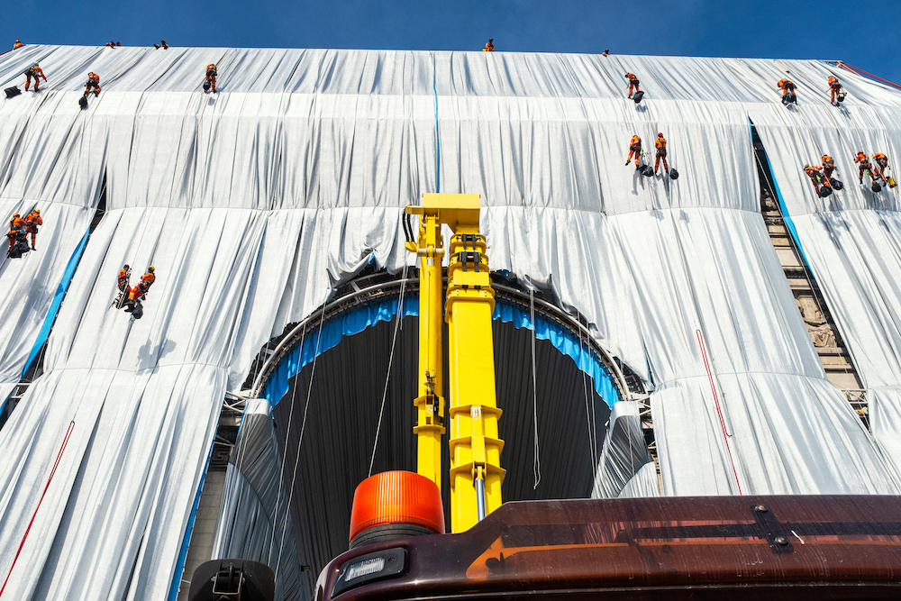 Ropes are being installed to secure and contour the fabric on the Arc de Triomphe Paris, September 14, 2021. Photo: Lubri. ©2021 Christo and Jeanne-Claude Foundation.