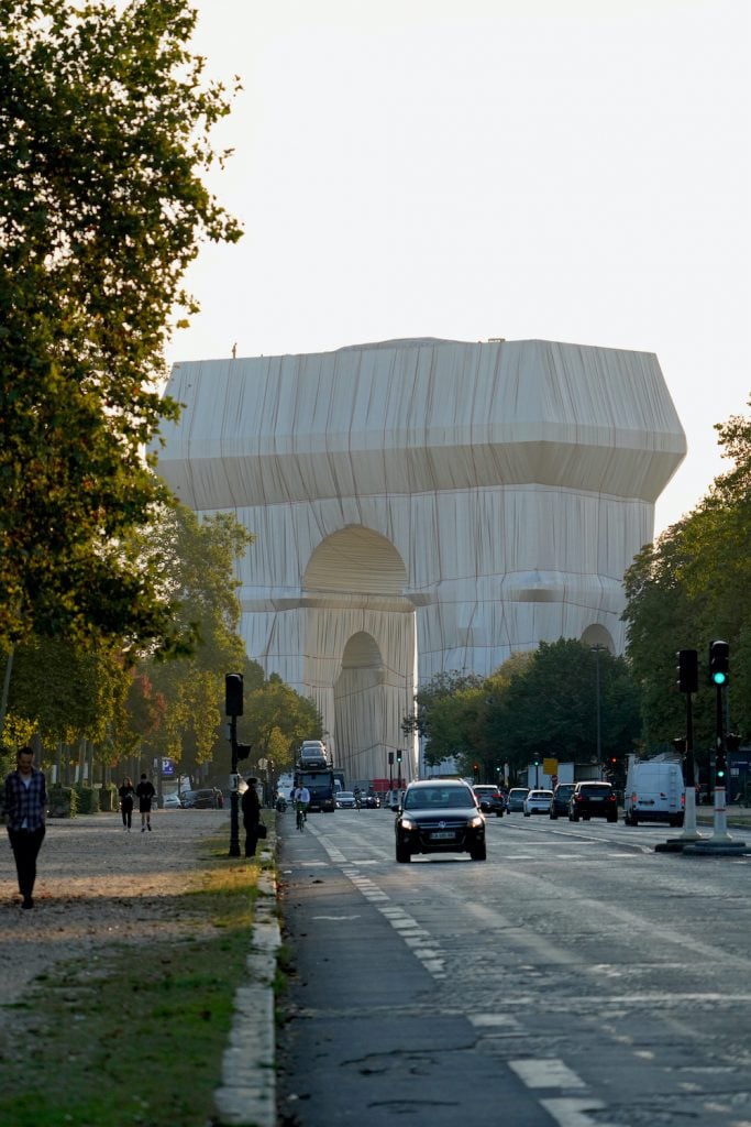 Christo and Jeanne-Claude, L'Arc de Triomphe, Wrapped, Paris, (1961-2021). Photo: Wolfgang Volz. ©2021 Christo and Jeanne-Claude Foundation.