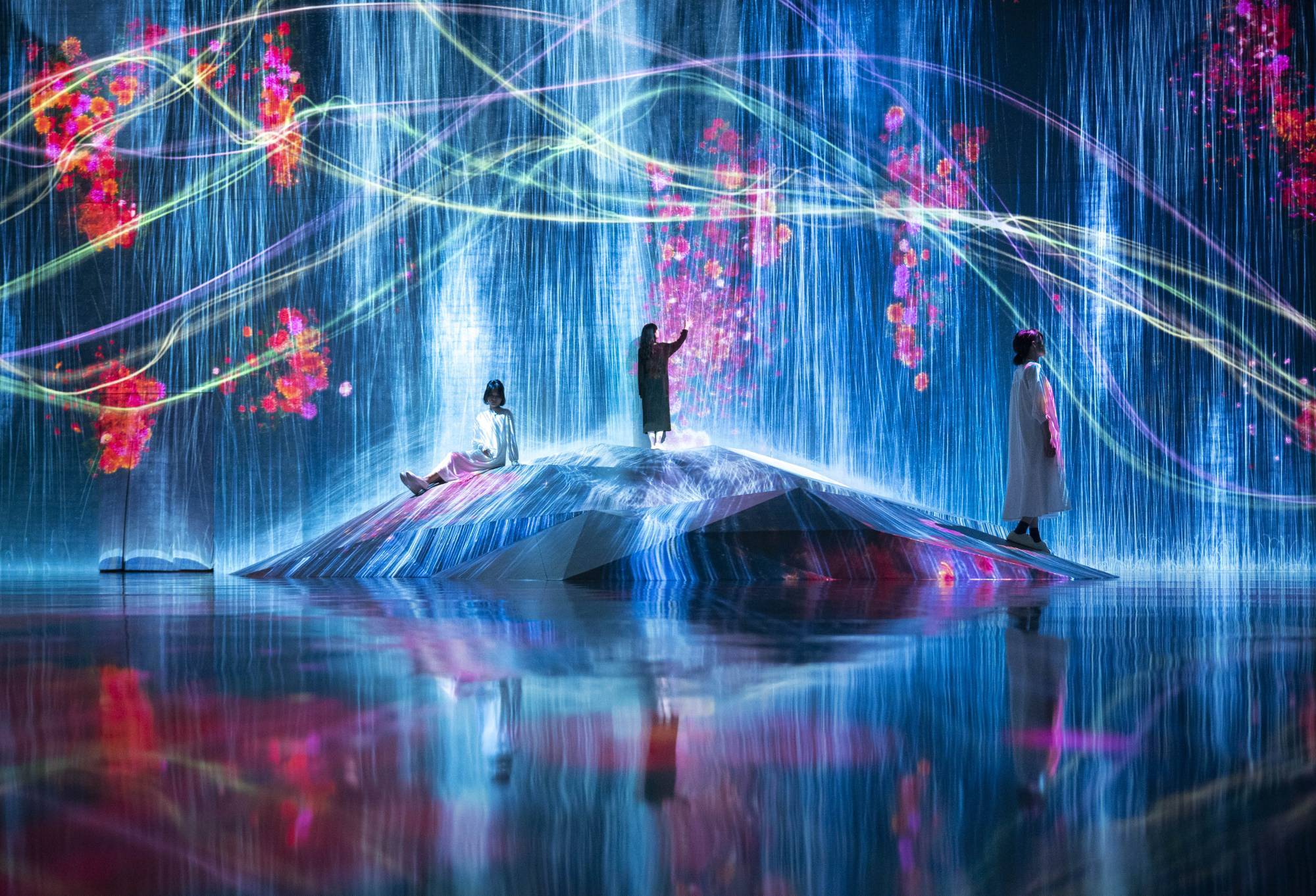 teamLab, "Borderless: Hamburg" Image courtesy of teamLab.