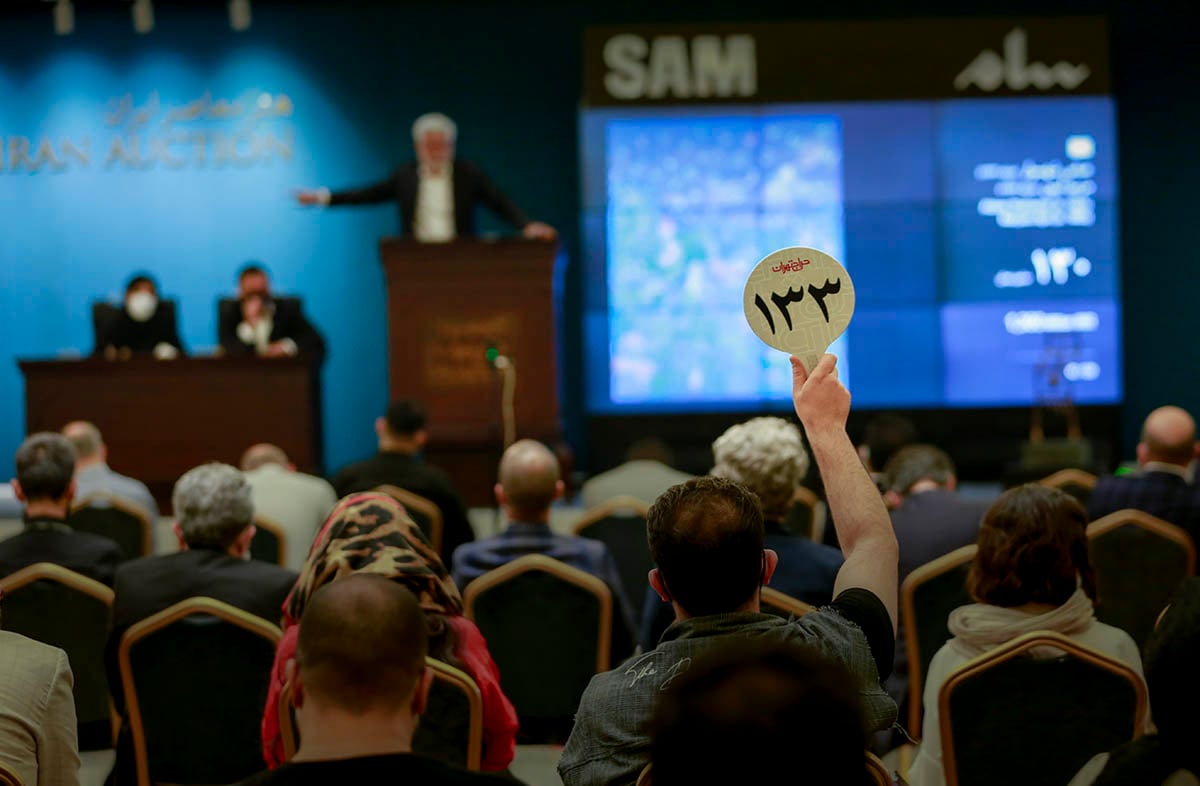 Bidders at Tehran Auction's Contemporary Art Sale in August 2021. Courtesy of Tehran Auction.