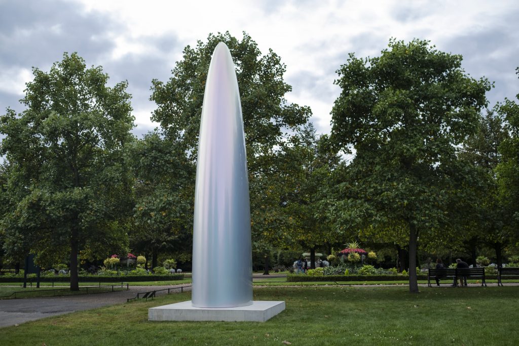 Gisela Colón, Quantum Shift (Parabolic Monolith Sirius Titanium) (2021), presented by GAVLAK. Frieze Sculpture 2021. Photo by Linda Nylind. Courtesy of Linda Nylind/Frieze.