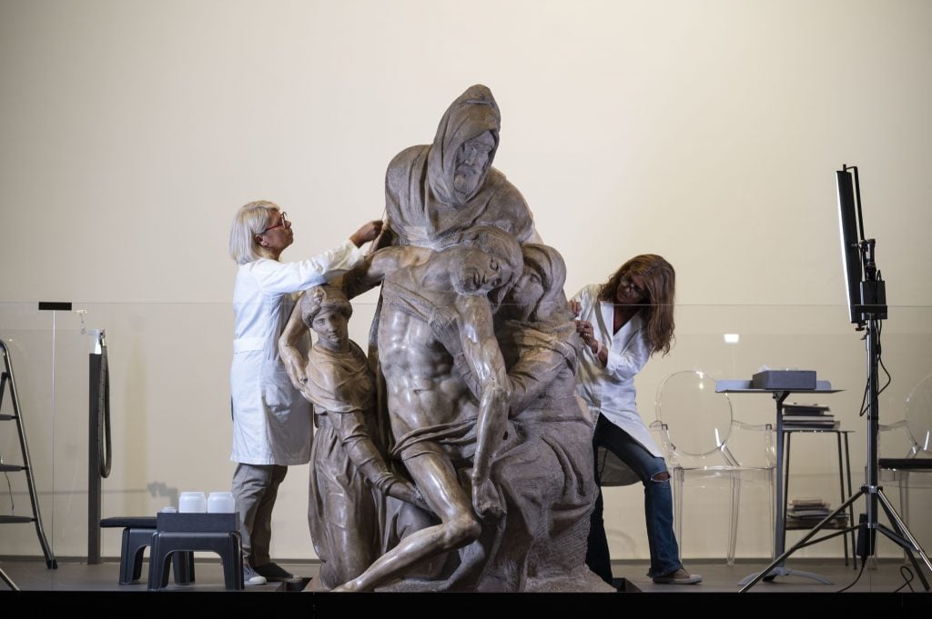 Conservators at work on Michelangelo's <i>Pietà</i>. Courtesy of the Opera del Duomo Museum. Photo: Claudio Giovannini.