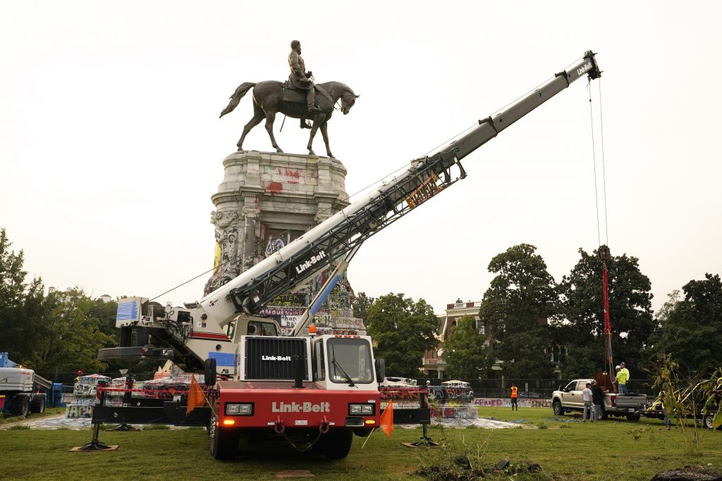 Crews prepare to remove one of the country's largest remaining monuments to the Confederacy, a towering statue of Confederate General Robert E. Lee on Monument Avenue. Photo : Steve Helber - Pool/Getty Images.