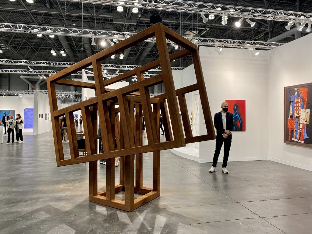 Raul Mourão Rebel, # 04 (2021) at Galeria Nara Roesler, Sao Paolo, Rio de Janeiro, New York, at the 2021 Armory Show at the Javits Center in New York. Photo by Sarah Cascone.