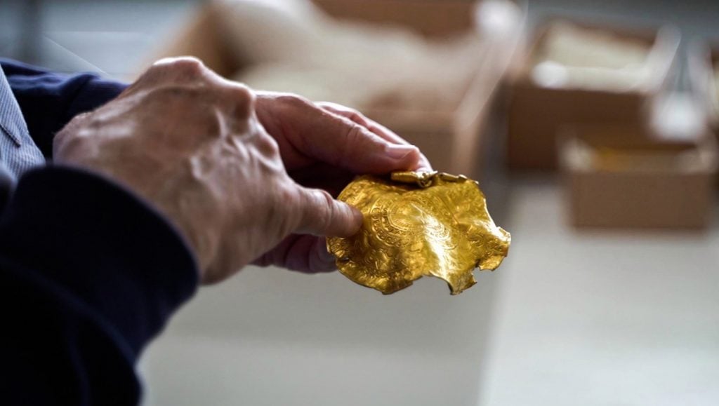 A piece of the Iron Age golden treasure that a first-time metal detectorist discovered in Denmark. Photo courtesy of the Vejlemuseerne, Denmark.