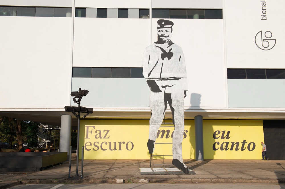 Paulo Nazareth, <em>Corte seco</em> (<em>Dry Cut</em>) (2021). © Levi Fanan / Fundação Bienal de São Paulo. Image courtesy of the artist and the Bienal de São Paulo. 