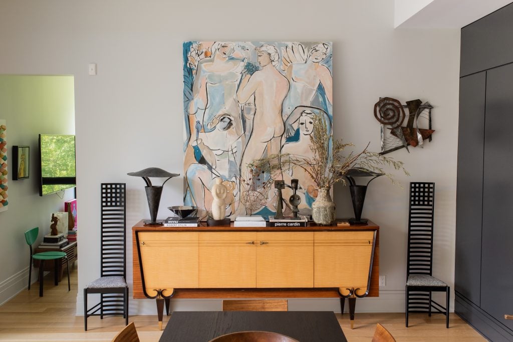 A painting by Gee Gee Collins sits atop a midcentury modern console table in Siriano’s home.