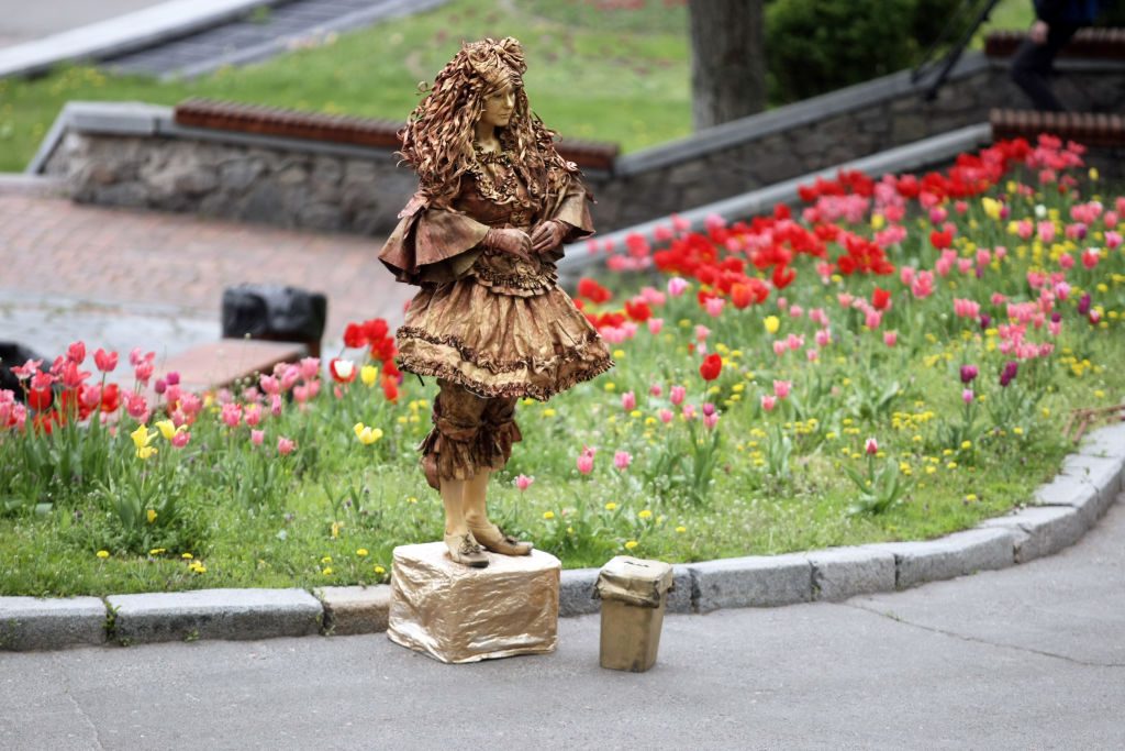 A living statue in Pecherskyi Landscape Park in Kiev. (Photo: Evgen Kotenko/ Ukrinform/Barcroft Media via Getty Images)