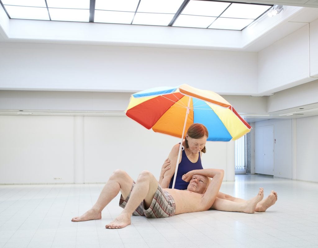 Ron Mueck, Couple Under an Umbrella (2013/2015). Courtesy Museum Voorlinden.