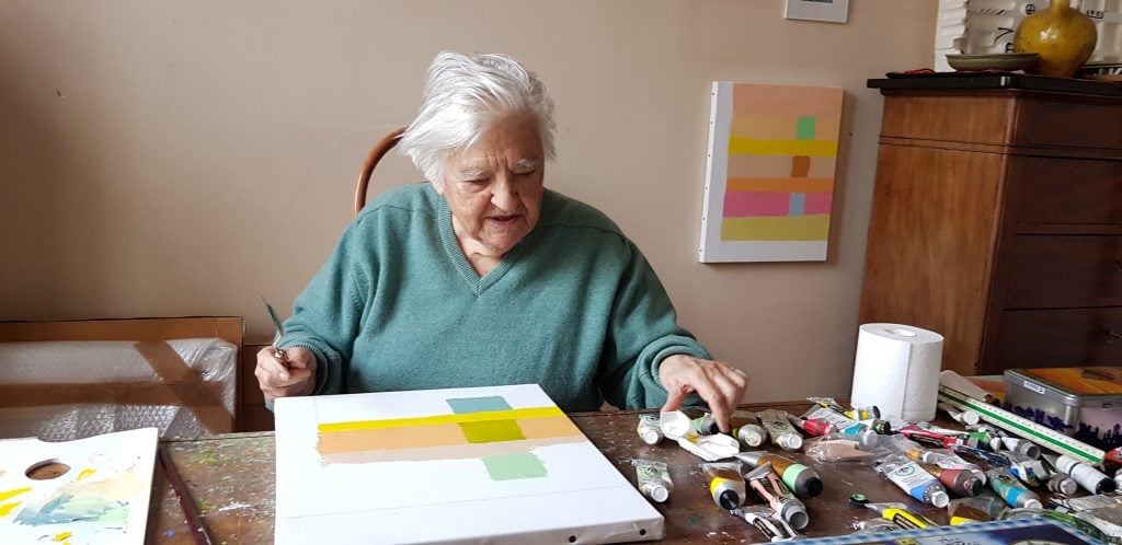 Etel Adnan in her home in Paris, 2020. Photo: André Siegel. Courtesy Sfeir-Semler Gallery Beirut / Hamburg and the estate of the artist.