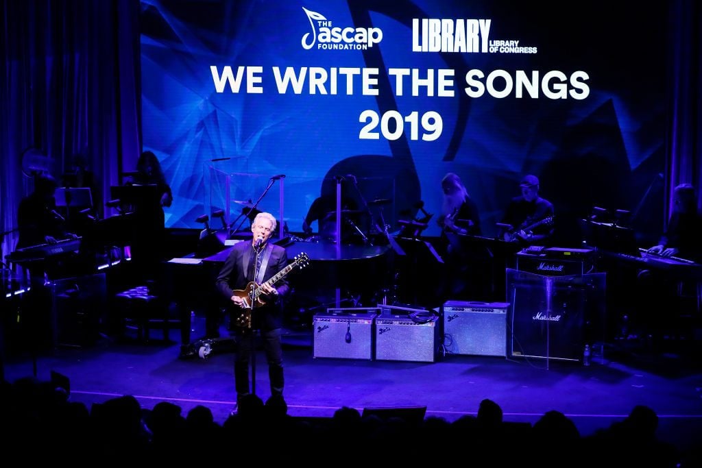 Don Felder de The Eagles interpreta “Hotel California" en la undécima edición anual de la Fundación ASCAP "Escribimos las canciones" evento en la Biblioteca del Congreso el 21 de mayo de 2019 en Washington, DC (Foto de Paul Morigi / Getty Images)