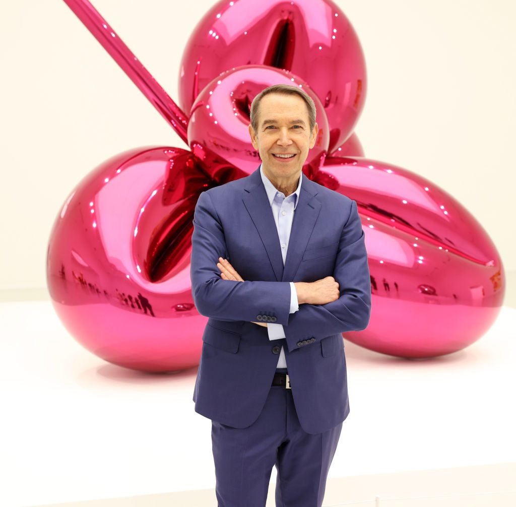 Jeff Koons poses during the press preview of his exhibition “Lost in America” on November 20, 2021, at Qatar Museums. Photo: Cindy Ord/Getty Images for Qatar Museums.