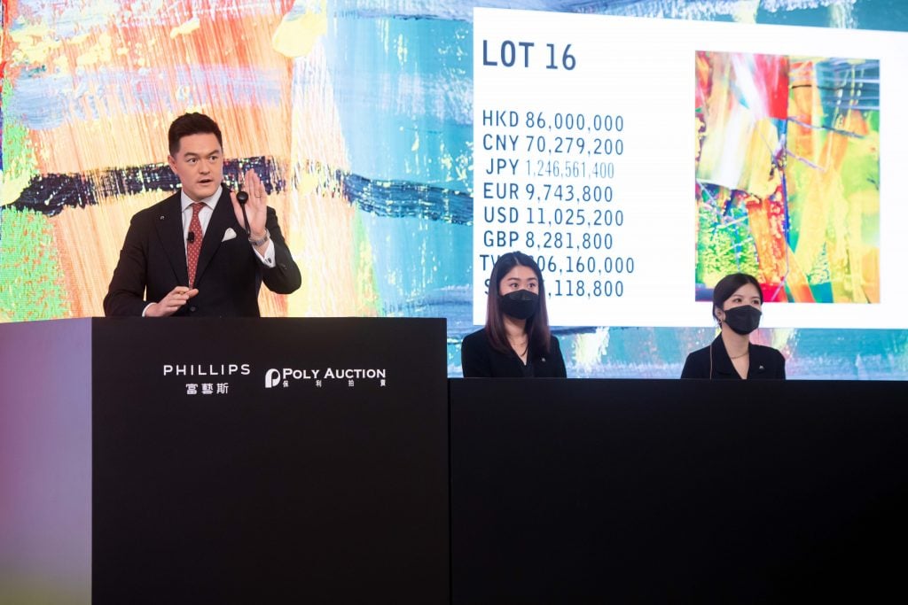 Phillips auctioneer Jonathan Crokett selling Gerhard Richter's Kerzenschein (candle light) at the Phillips and Poly Auction evening sale in Hong Kong in November 2021. Courtesy of Phillips.