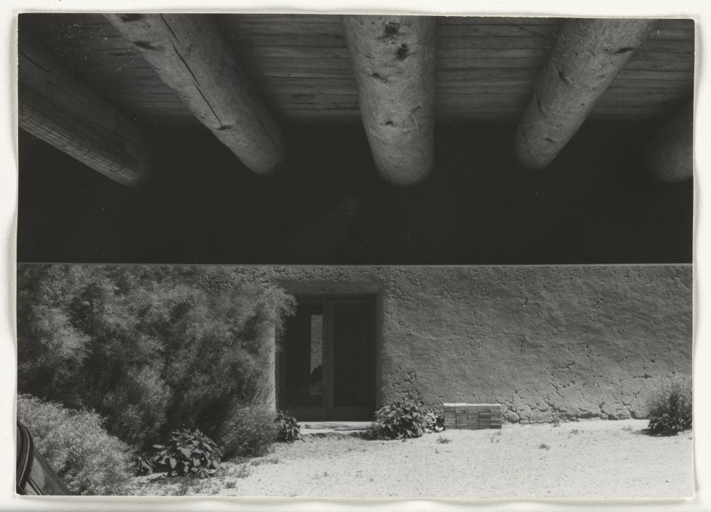 Georgia O'Keeffe, <i>Garage Vigas and Studio Door</i> (July 1956). © 2022 Georgia O’Keeffe Museum / Artists Rights Society (ARS), New York.