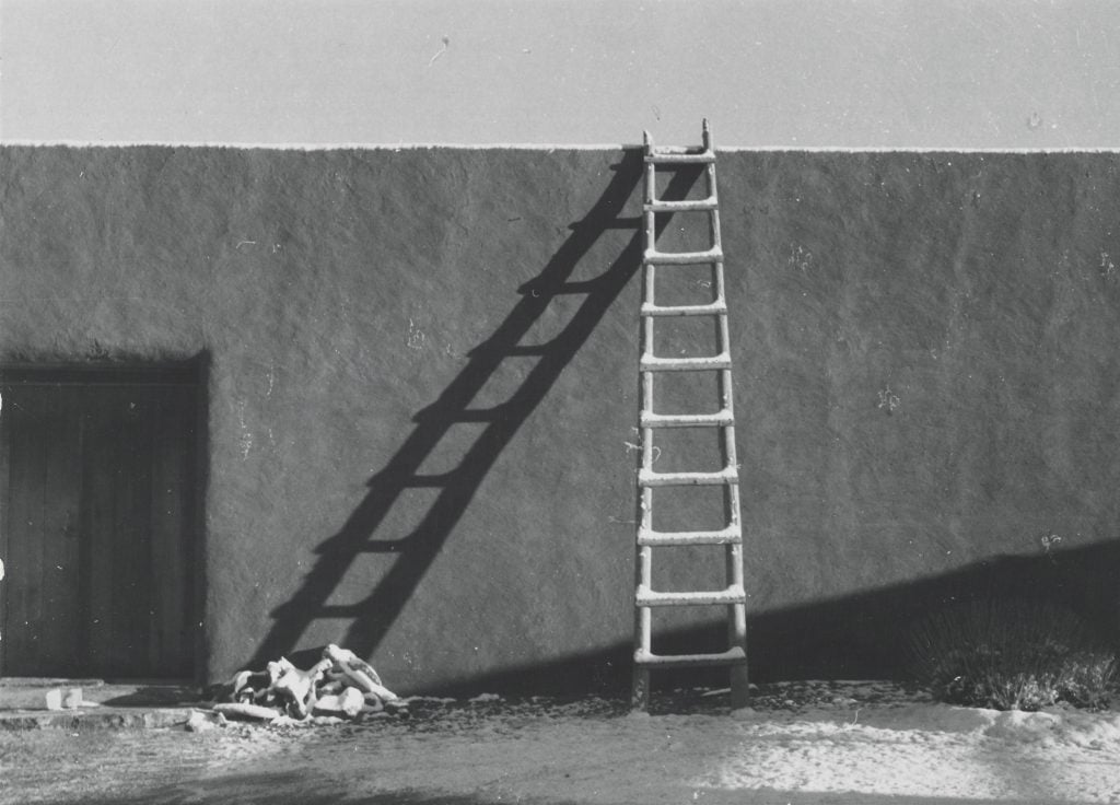 Georgia O'Keeffe, <i> Ladder against Studio Wall in Snow</i> (1959–60). © Georgia O’Keeffe Museum.