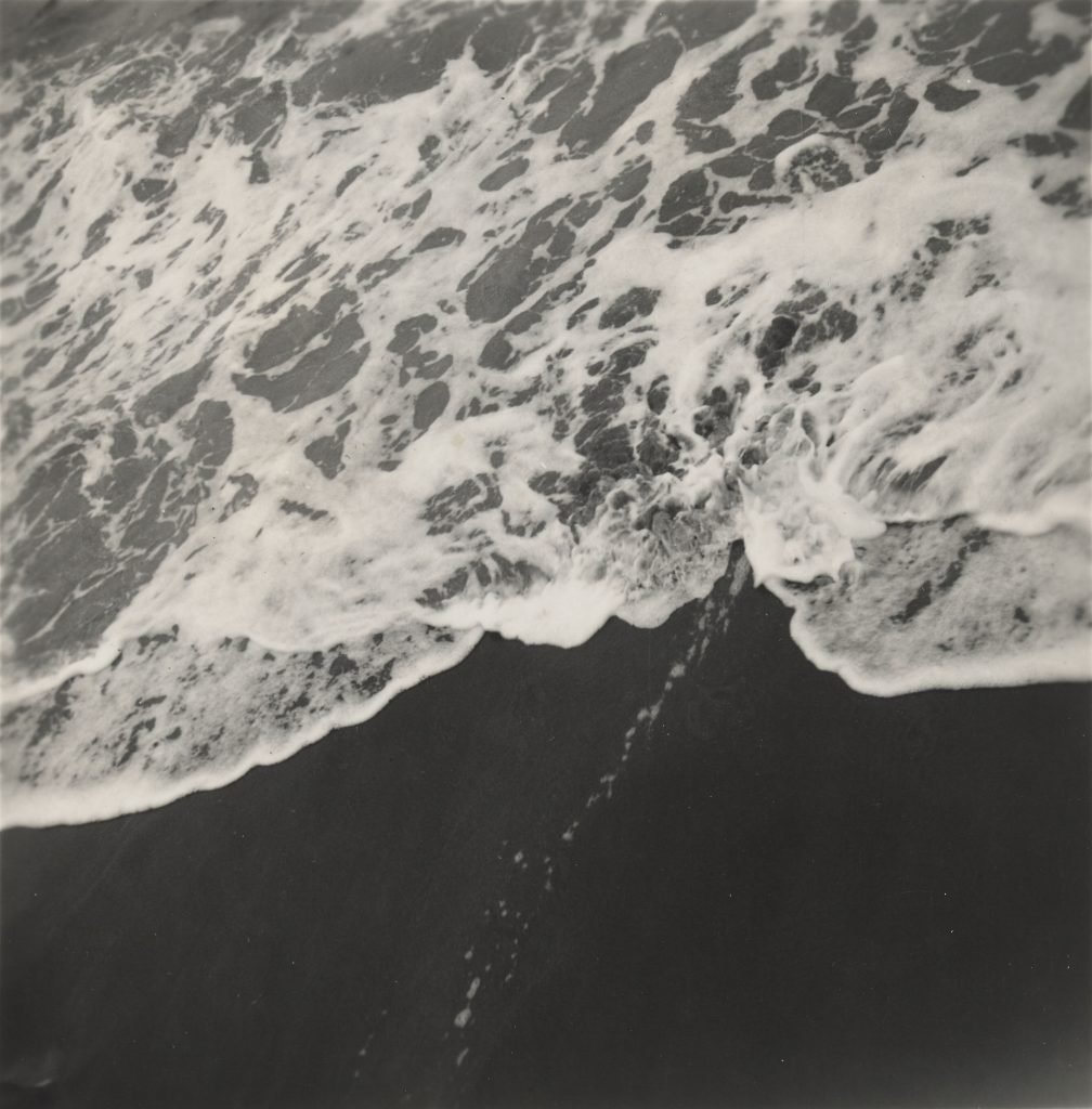 Georgia O'Keeffe, <i>Waiʻanapanapa Black Sand Beach</i> (March 1939). © Georgia O’Keeffe Museum.