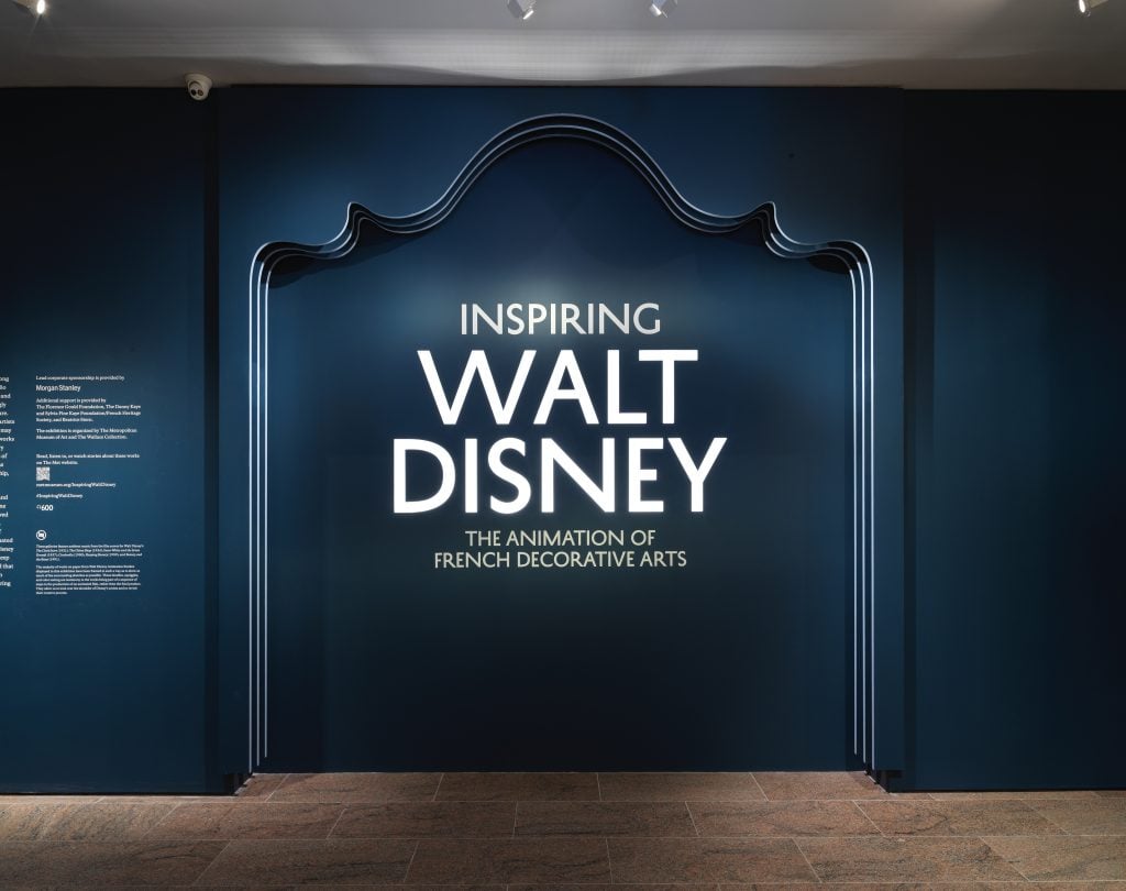 vue d'installation, "Inspire Walt Disney : Animation d'arts décoratifs français au Metropolitan Museum of Art." Photo : Paul Lachenauer, avec l'aimable autorisation du Met.  © Disney