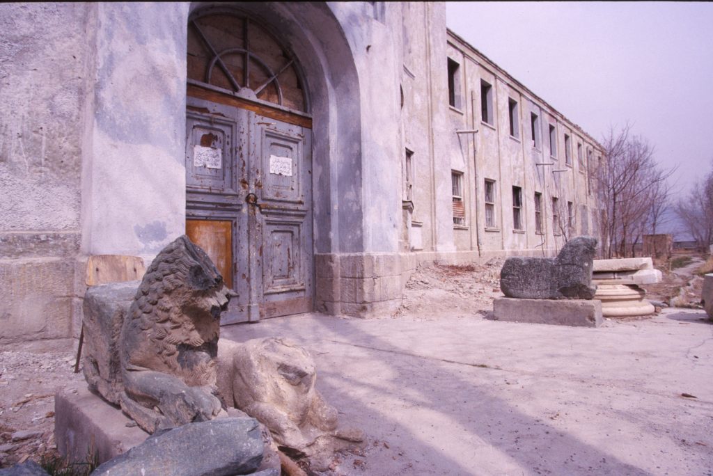Kabul's National Museum, which was looted during Afghanistan's 20 years of war, is now locked up and in decline March, 4 2000. Photo by Robert Nickelsberg/Liaison.