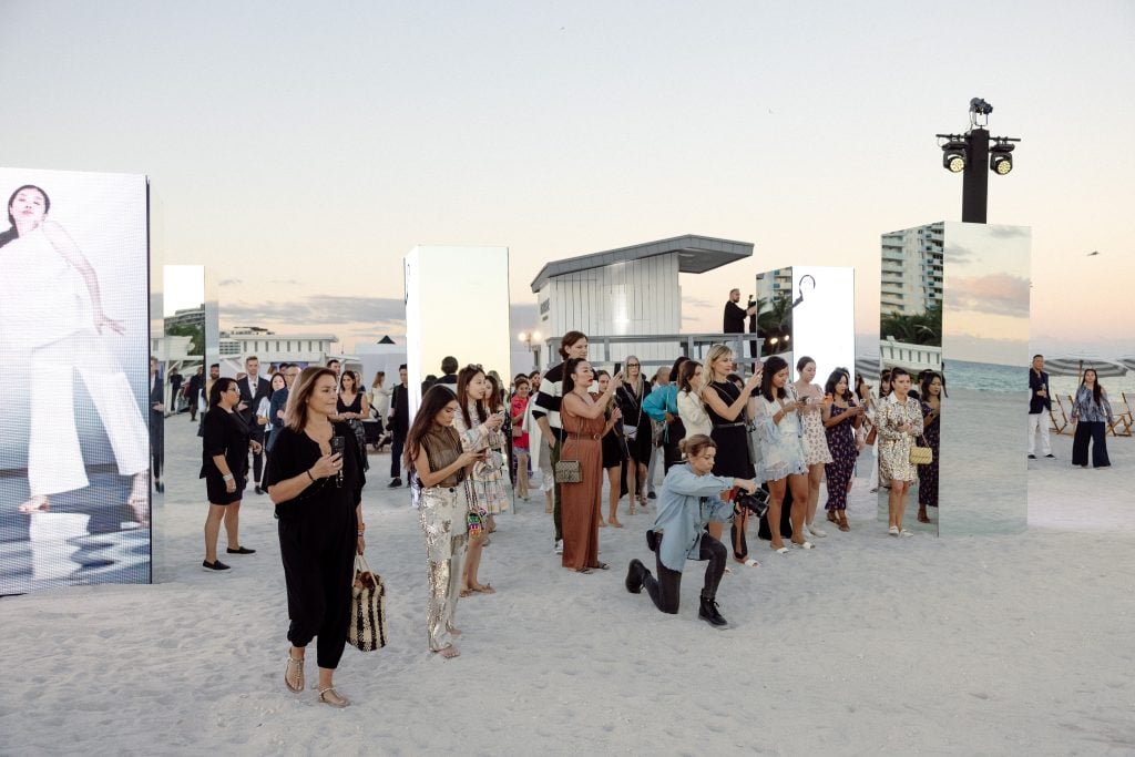 The audience watched Su perform from La Prairie's pop-up beach club. Courtesy of La Prairie.
