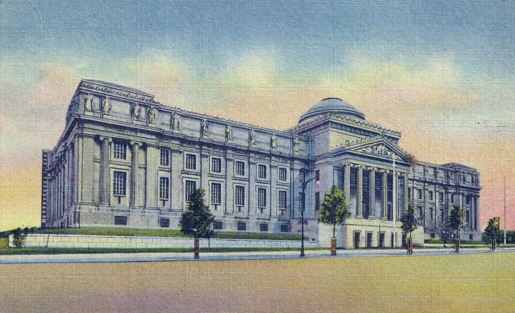 Vintage souvenir postcard published circa 1937 depicting an exterior architectural view of the landmark Brooklyn Museum of Art. (Photo by Nextrecord Archives / Getty Images).