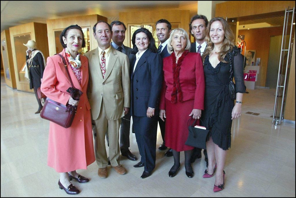 Members of the Picasso family in 2002. From left to right, Francoise Gilot, Claude Picasso, Eric Thevenet, Paloma Picasso, Olivier Widmaier Picasso, Maya Picasso, Richard Widmaier Picasso, and Diana Widmaier Picasso. Photo by Pool Interagences/Gamma-Rapho via Getty Images.